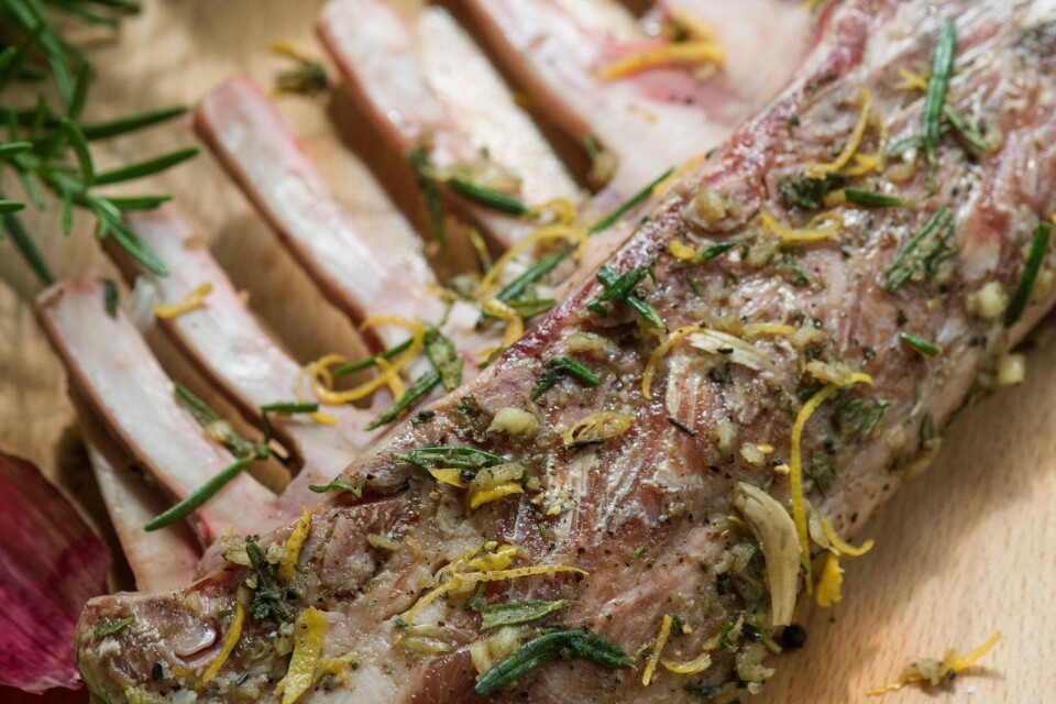 Grilled lamb, a delicacy. Here racks of lamb with rosemary, garlic and lemon. Would you like more of a garlic flavour? Make little holes in the meat with a knife and push in little pieces of garlic.