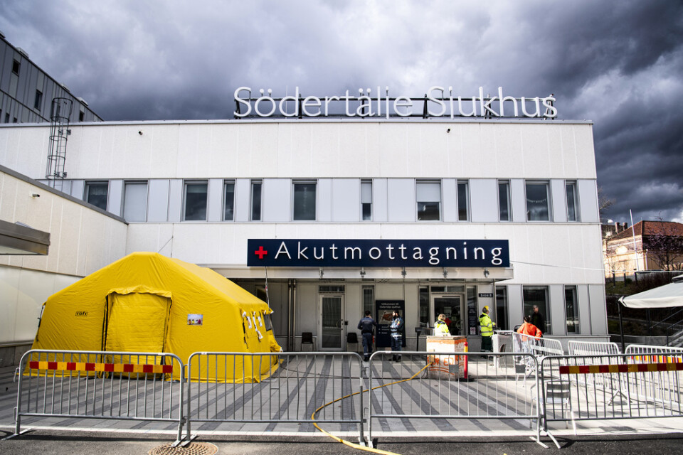 Södertälje sjukhus är ett av tre akutsjukhus i Region Stockholm som kommer att lämna krislägesavtalet. Så här såg det ut vid akutmottagningen i april i år, där ett bedömningstält placerats.
