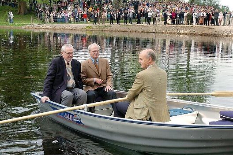 Omkring 1000 personer mötte upp för att se kung Carl XVI Gustaf när han skulle inviga Näsbyholmssjön i maj 2004. Sjön hade då varit torrlagd i 130 år. I båten satt också förre landshövdingen Bengt Holgersson och friherren Dick von Blixen-Finecke vid årorna. ArkivBild: Jan-Olle Persson