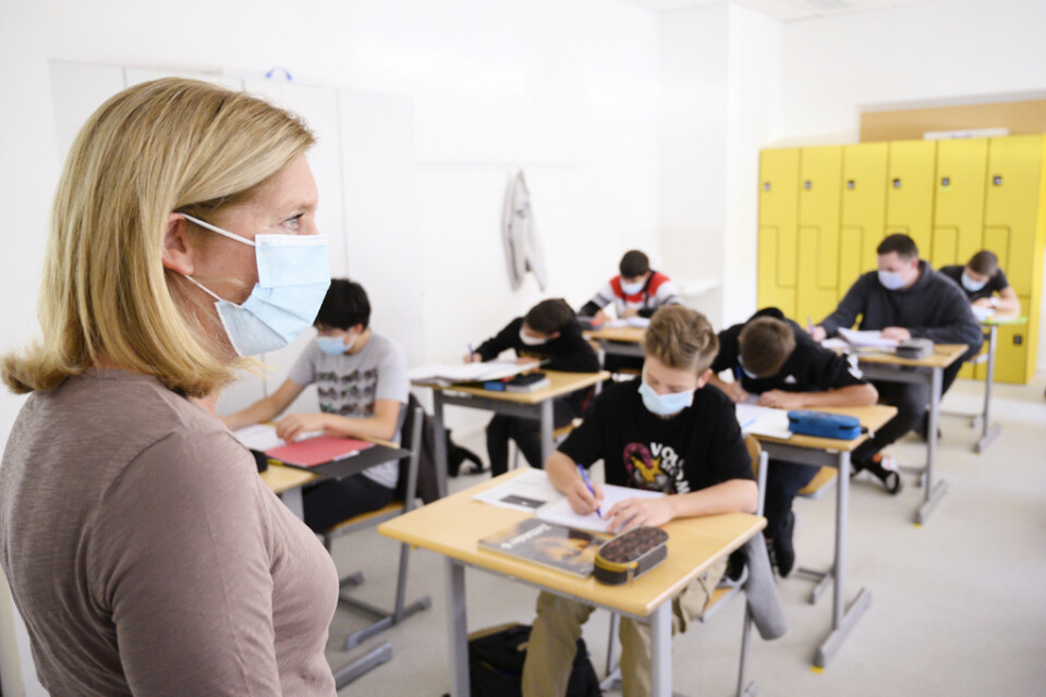 Språklektion i munskydd. Tyskaläraren Sabina Rampold är glad att vara tillbaka i klassrummet, men manar till tålamod med omständigheterna.