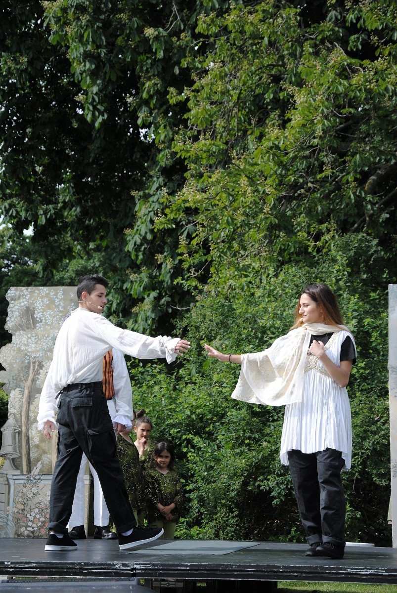 Leonardo Secic och Fortunata Kolompar spelar Pyramus och Thisbe. Foto: Yvonne Erlandsson