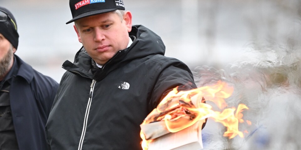 Rasmus Paludan bränner ett exemplar av koranen i närheten av den turkiska ambassaden i Stockholm.