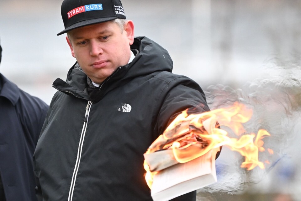 Rasmus Paludan bränner ett exemplar av koranen i närheten av den turkiska ambassaden i Stockholm.