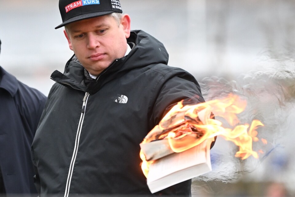 Rasmus Paludan bränner ett exemplar av koranen i närheten av Turkiets ambassad.