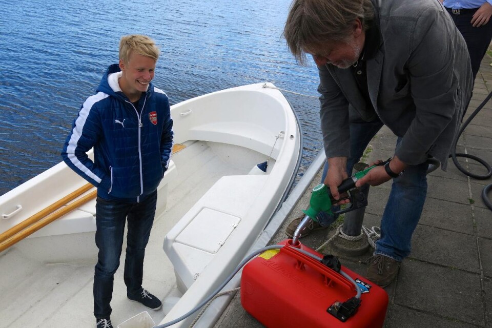 David Göransson var den första som fick bensin från den nya sjötankstationen, Klas Hjärtstam hjälper till.