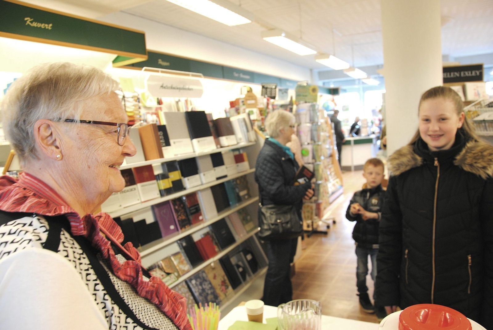Anna-Greta Magnusson lockade besökare till bokhandeln genom att bjussa på prinsessbakelser.