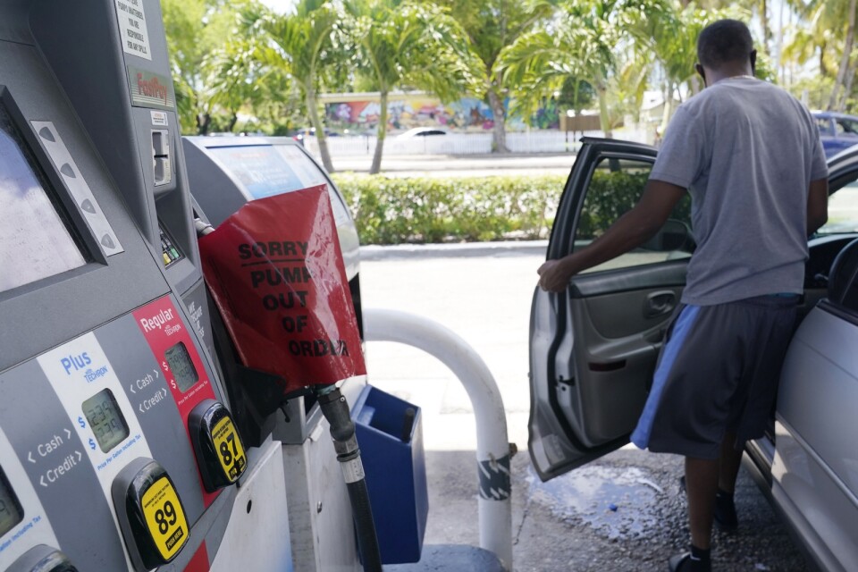 En kund får lämna en bensinstation i Miami som har slut på bensin.