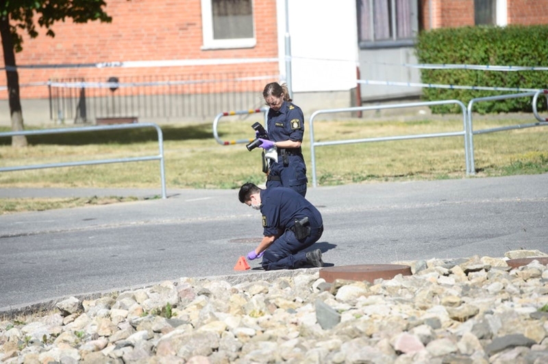 Polisens tekniker samlade under fredagsförmiddagen bevis på brottsplatsen.