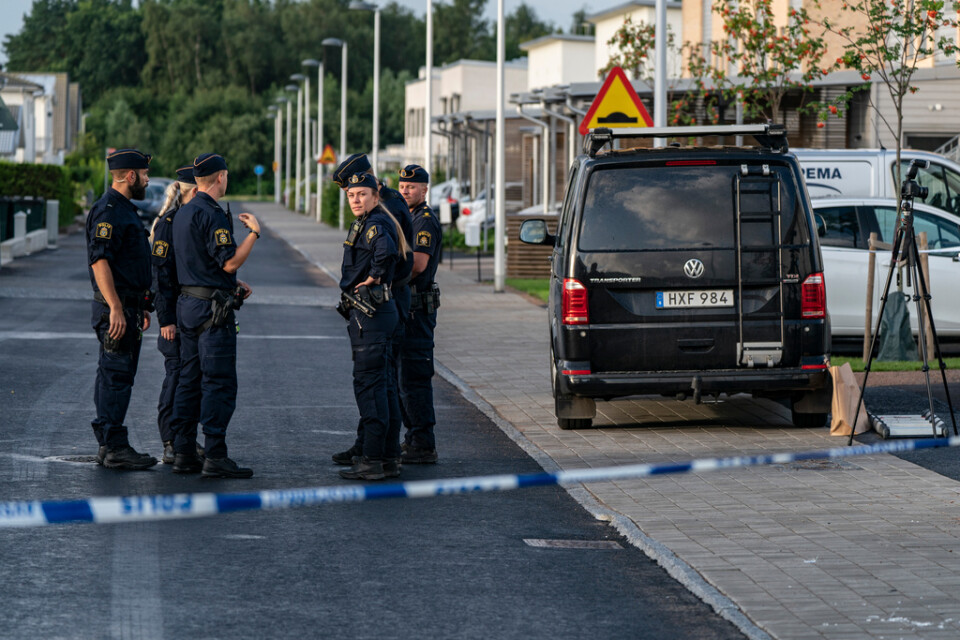 Polis och kriminaltekniker arbetar innanför avspärrningarna i Helsingborg efter en skottlossning tidigt på söndagsmorgonen.