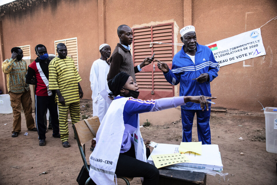 Människor köar för att få lägga sin röst i Ouagadougou.