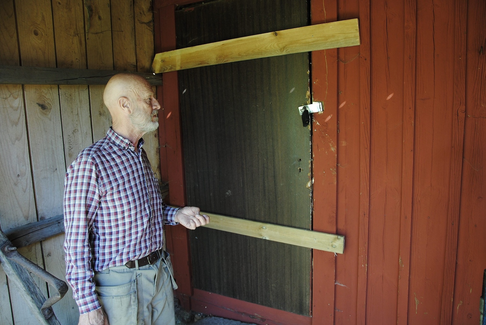 Dörren som bröts upp har spikats igen. Lars-Åke Ljungdahl, ordförande i Osby hembygdsförening, är mycket orolig över skadegörelsen.