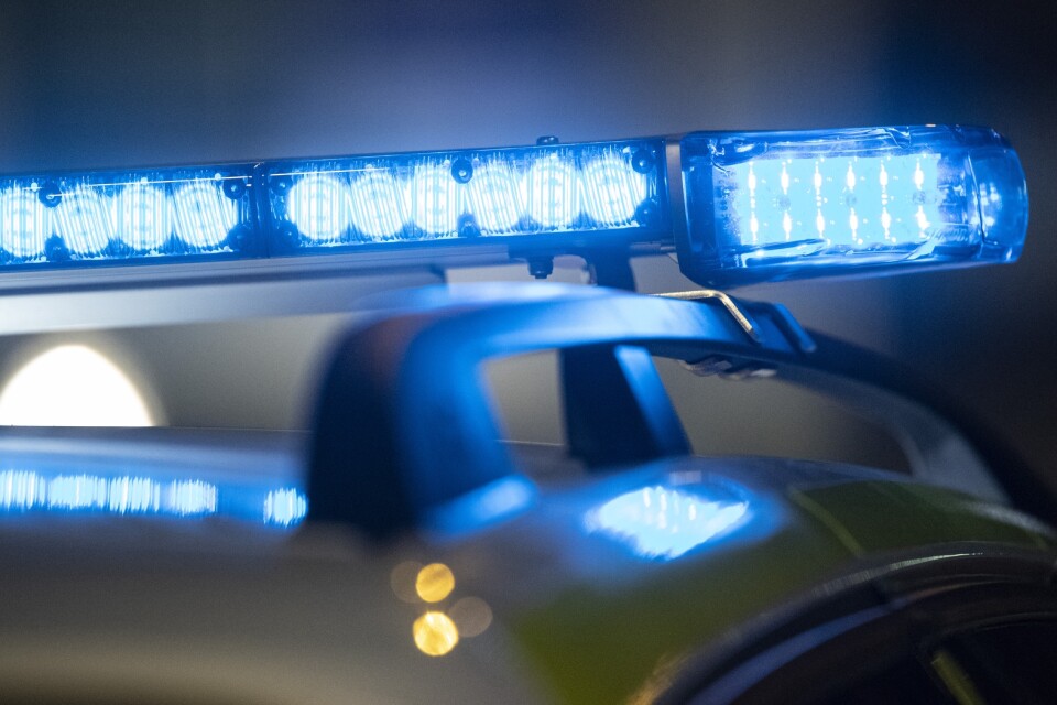 Flera män som utgav sig för att vara poliser tog sig in hos en äldre kvinna i Malmö. Arkivbild.