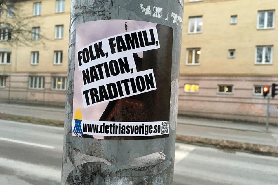 Konservatismens budskap i vår vardag; en klisterlapp på en stolpe vid Kungsleden i Borås.