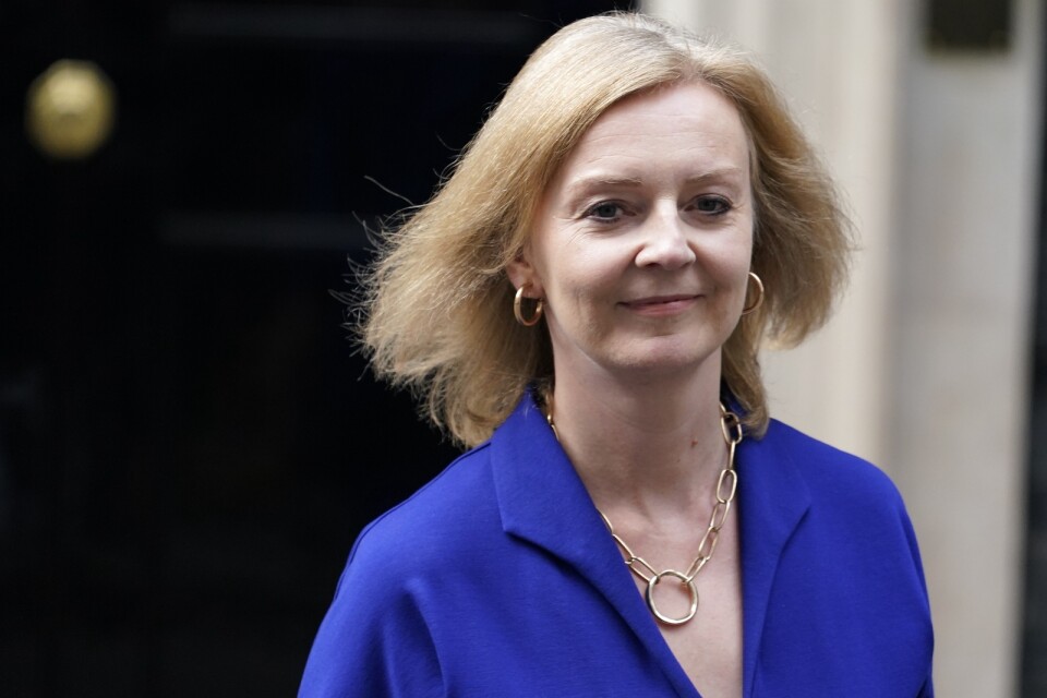 Storbritanniens nya utrikesminister Liz Truss går ut från 10 Downing Street, efter att hon fått besked att hon ersätter Dominic Raab på posten. Premiärminister Boris Johnson genomför en stor ommöblering i regeringen.