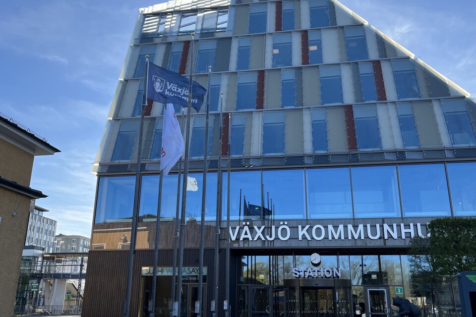 Växjö kommunhus. Sverigedemokraterna i Växjö kommun vill att Växjö ska ”vara bland de kommuner som går i täten och hissar flaggan den 19 november.”