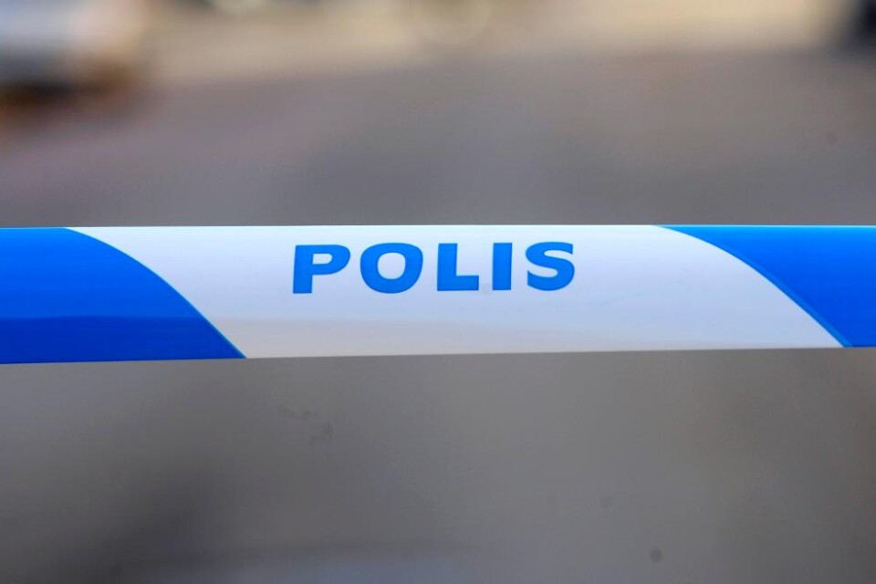 En man sköts till döds sent på söndagskvällen i ett hus i Råå i Helsingborg. Mannen fördes till lasarettet i Helsingborg och opererades men hans liv gick inte att rädda. Skånepolisen skriver på sin hemsida att mannen avled strax efter klockan 02.00 på m