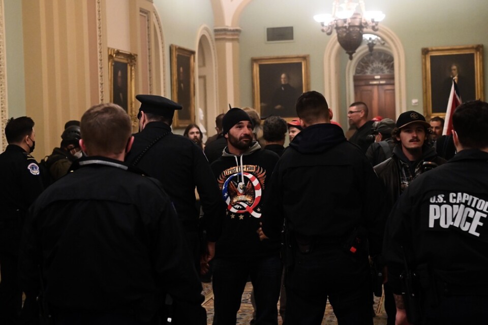 Anhängare till president Donald Trump inne i Kapitolium, där de stötte på viss patrull.