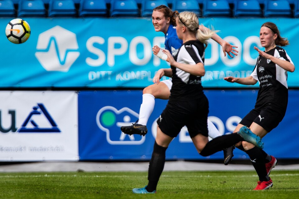 Josefine Svensson gjorde ett mål, och slog också ett inlägg så att motståndarna gjorde ett självmål i matchen mot Halmia. Hon får ta plats som offensiv yttermittfältare i sista elvan för säsongen. Bilden är från hemmamatchen mot Lörby tidigare under säsongen.