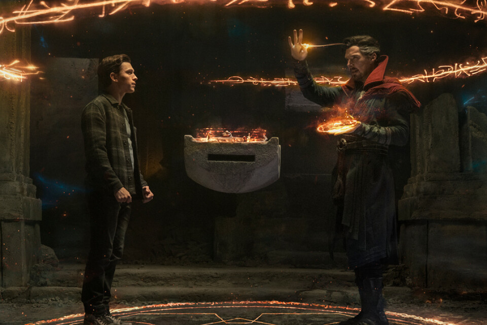 Peter Parker (Tom Holland) tar hjälp av Dr Strange (Benedict Cumberbatch) i "Spider-Man: No way home". Pressbild.