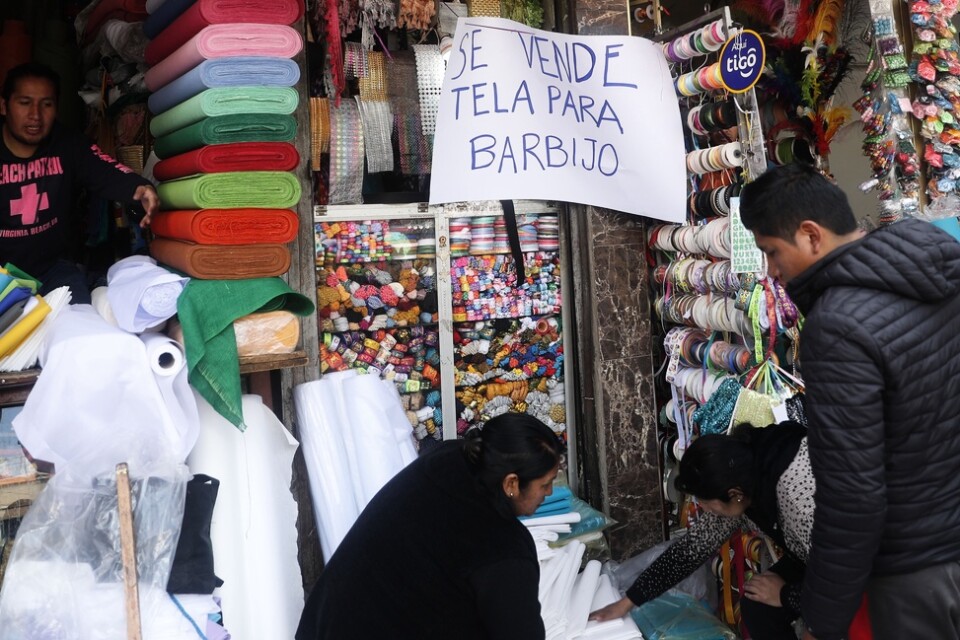 Tyg till ansiktsmasker till salu i Bolivias huvudstad La Paz. Bilden är tagen den 12 mars.