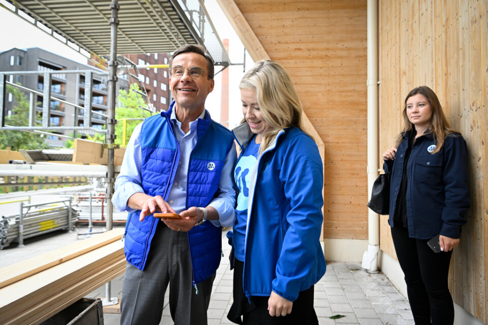 Moderaternas partiledare Ulf Kristersson och Andrea Hedin, lokalpolitiker i Stockholms stad, valkampanjar och knackar dörr i Norra Djurgårdsstaden, Stockholm.