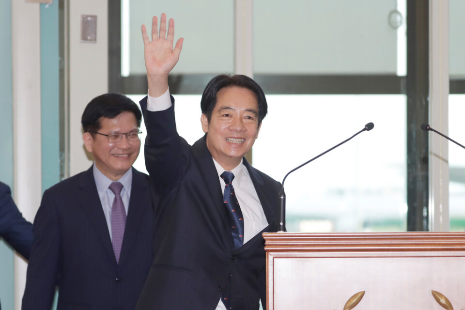 Taiwans vicepresident William Lai vinkar till medierna inför resan till Paraguay, som går via USA.