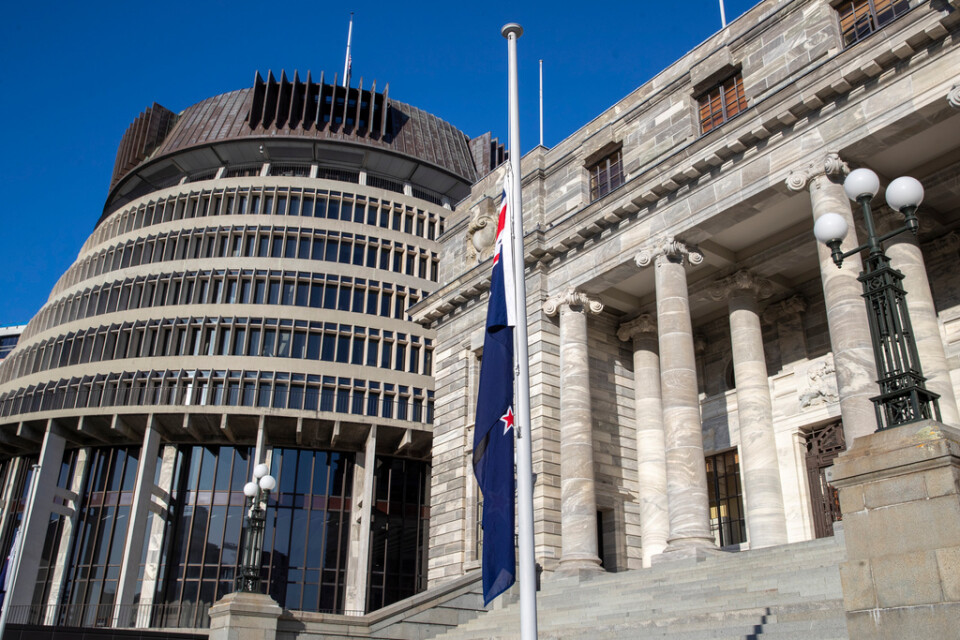 Flaggan på halv stång utanför Nya Zeelands parlament i Wellington.