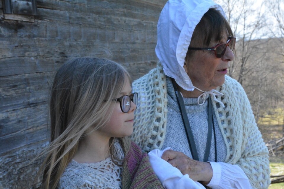 Evy Pearson is playing for the first time with Kuppmakarna, Here she is with her grandmother, played by Lena Pearson.