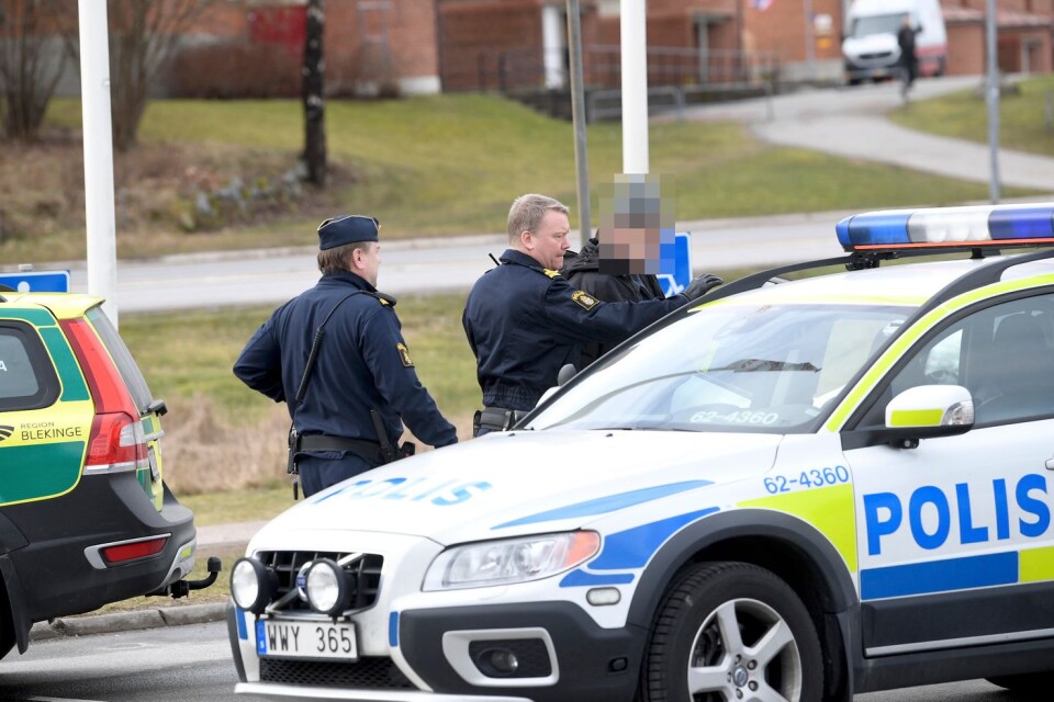 Mannen när han grips efter knivdådet inne på Ica Maxi i Olofström.