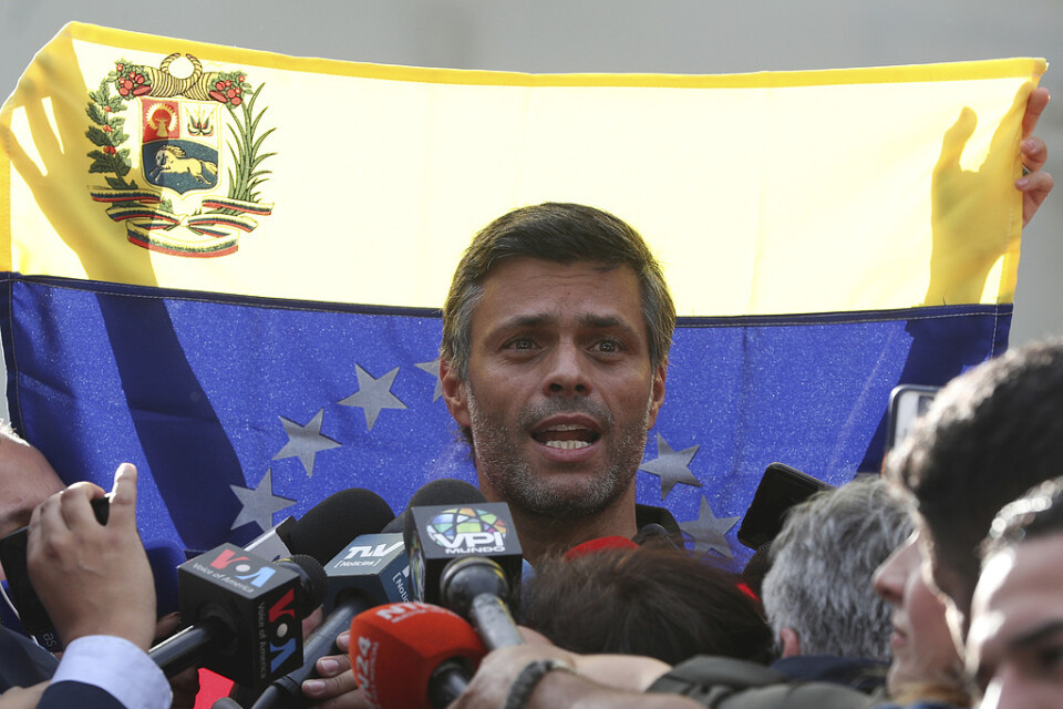 Leopoldo López under en presskonferens utanför Spaniens ambassad i Caracas.