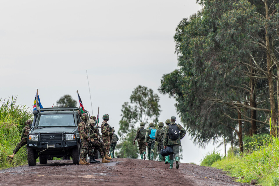 Soldater ur EAC-styrkan ser på när rebellsoldater från M23 lämnar en postering i slutet av december förra året. Arkivbild.