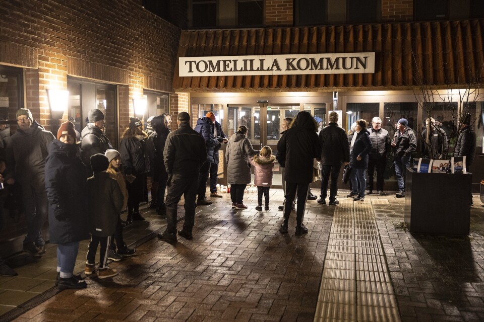 Utanför Tomelilla kommunhus samlades ett 30-tal för att protestera mot elpriserna och sätta press på regeringen att komma med besked om kompensation.