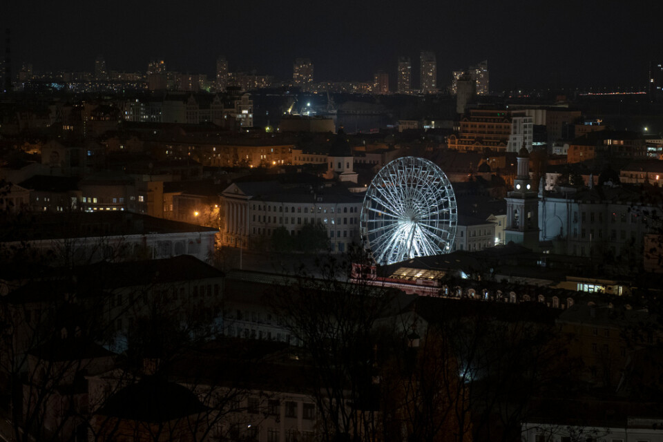 Kiev i mörker under ett strömavbrott i fredags kväll.