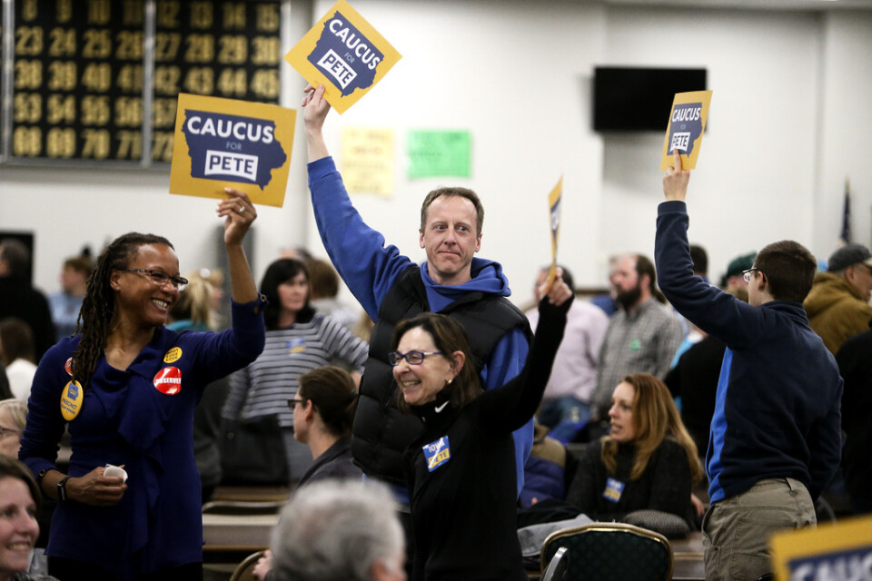 Demokratiska partimedlemmar i Dubuque, Iowa, röstar, här på Pete Buttigieg.