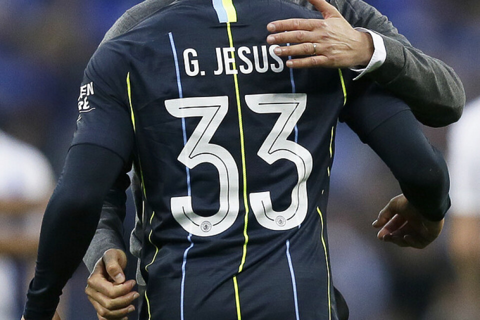 Manchester Citys tränare, Pep Guardiola, klappar om matchens ende målskytt, Gabriel Jesus.