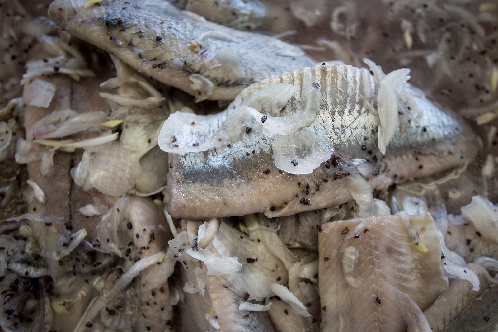 Sill har gjort en klassresa från fattigmat till festmat på högtidsborden i Sverige. Att lägga in i en lag av salt, ättika och kryddor är även ett sätt att konservera fisken.