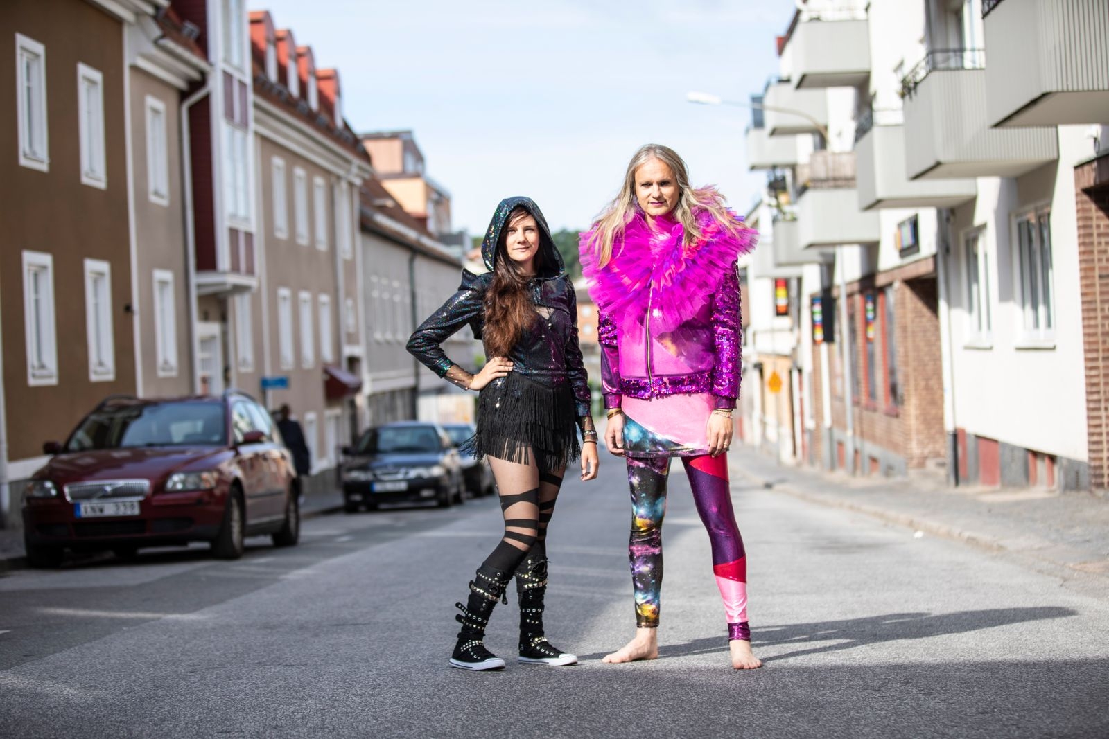 Syndromet, Lisa och Mattias Lidehäll, har för första gången fått scenkläder sydda. De vill ha dem spektakulära, men också praktiska.