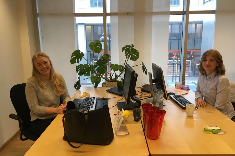 Mikaela Karlsson, som studerar på Linnéuniversitetet, och Evelina Johansson, som kommer från Helsingborg, praktiserar på regionens Brysselkontor.