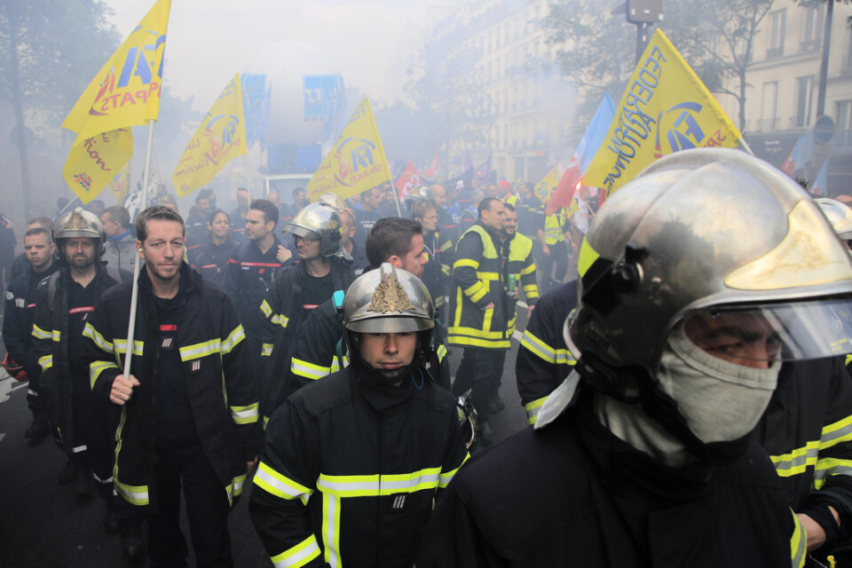 Brandmän på marsch i Paris på tisdagen med krav på bättre villkor.