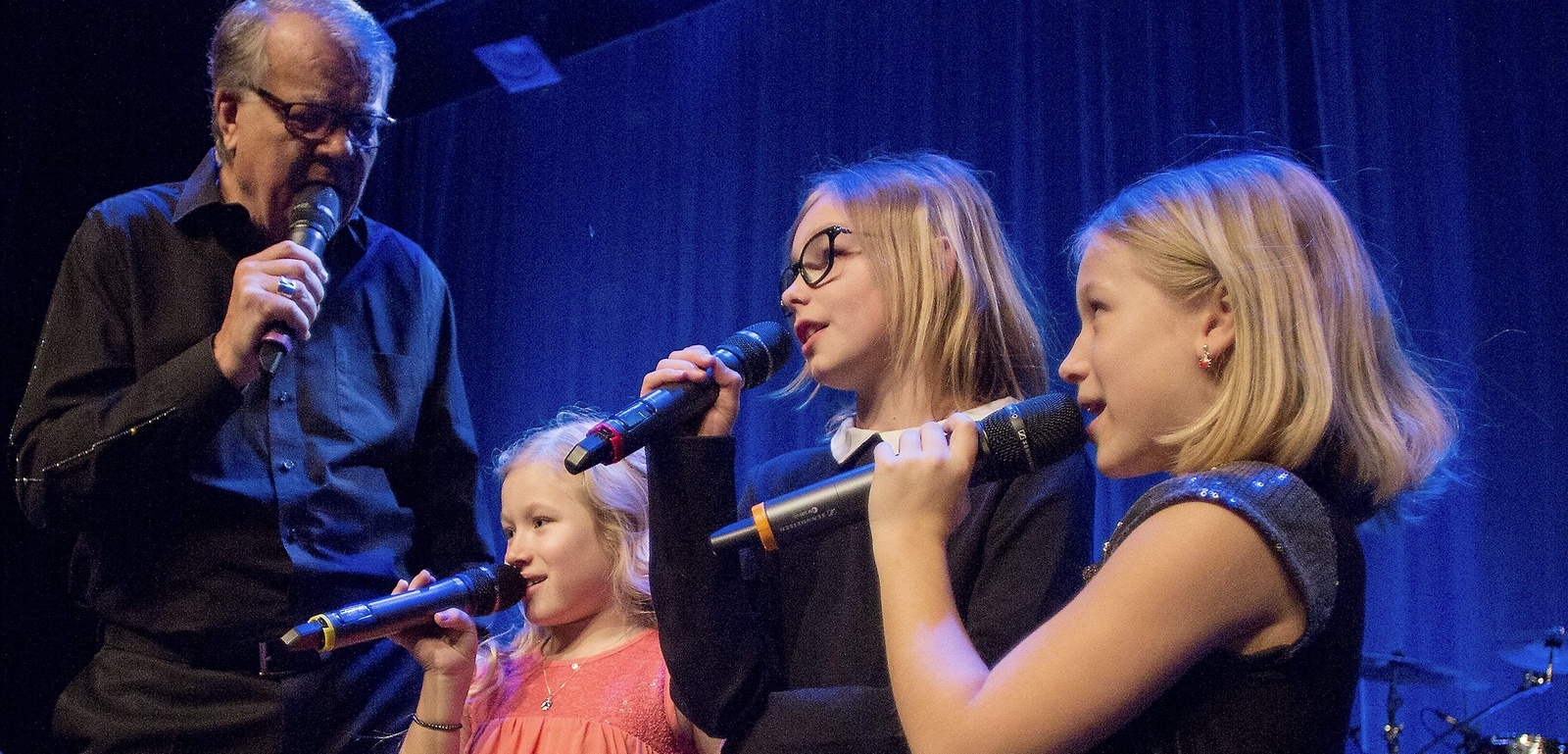 Lasse Berghagen sjöng tillsammans med hässleholmsflickorna , Mathilde, Bella och Alma. 
                                                                                                                                                                                                             Foto. Jörgen Johansson