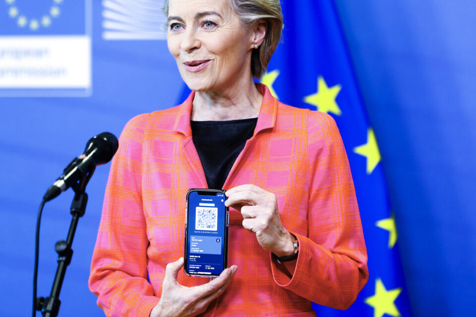 EU-kommissionens ordförande Ursula von der Leyen visar upp EU:s covidcertifikat på sin mobiltelefon. Arkivfoto.