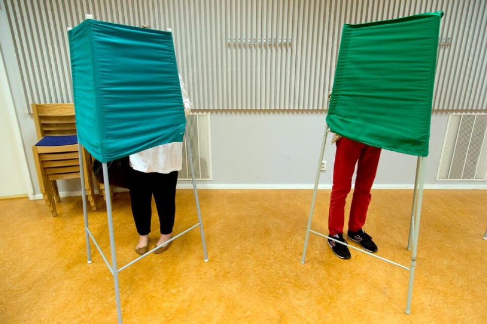 GÖTEBORG 2014-09-14 Röstning bakom skärmar på Handelshögskolan i Göteborg.Foto Adam Ihse / TT / Kod 9200