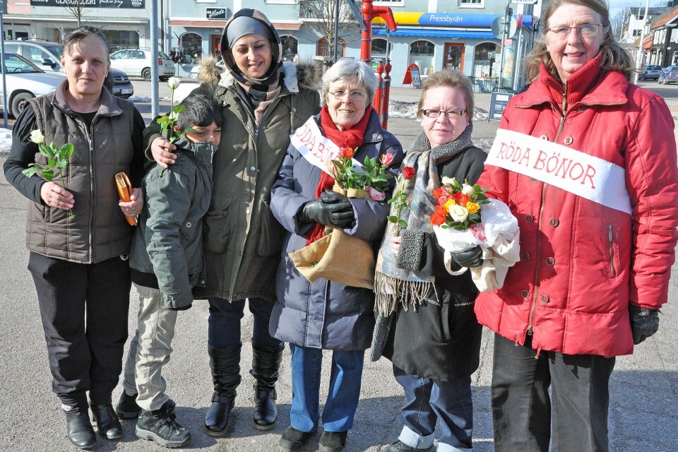 Röda bönor brukar dela ut rosor den 8 mars. Så blir det inte i år. På arkivbilden från 2013 syns Hadija Totic, Xavva Babuli med sonen Ehes, Solvig Holmgren, Ylva Karlsson och Inger Sundbom.
