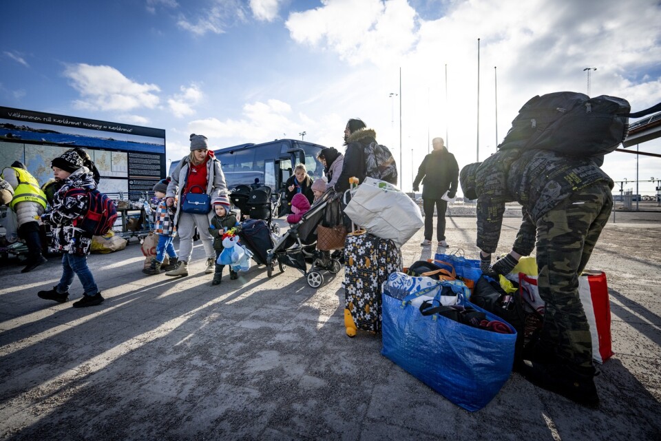 Ukrainska flyktingar anländer till hamnen i Karlskrona.
