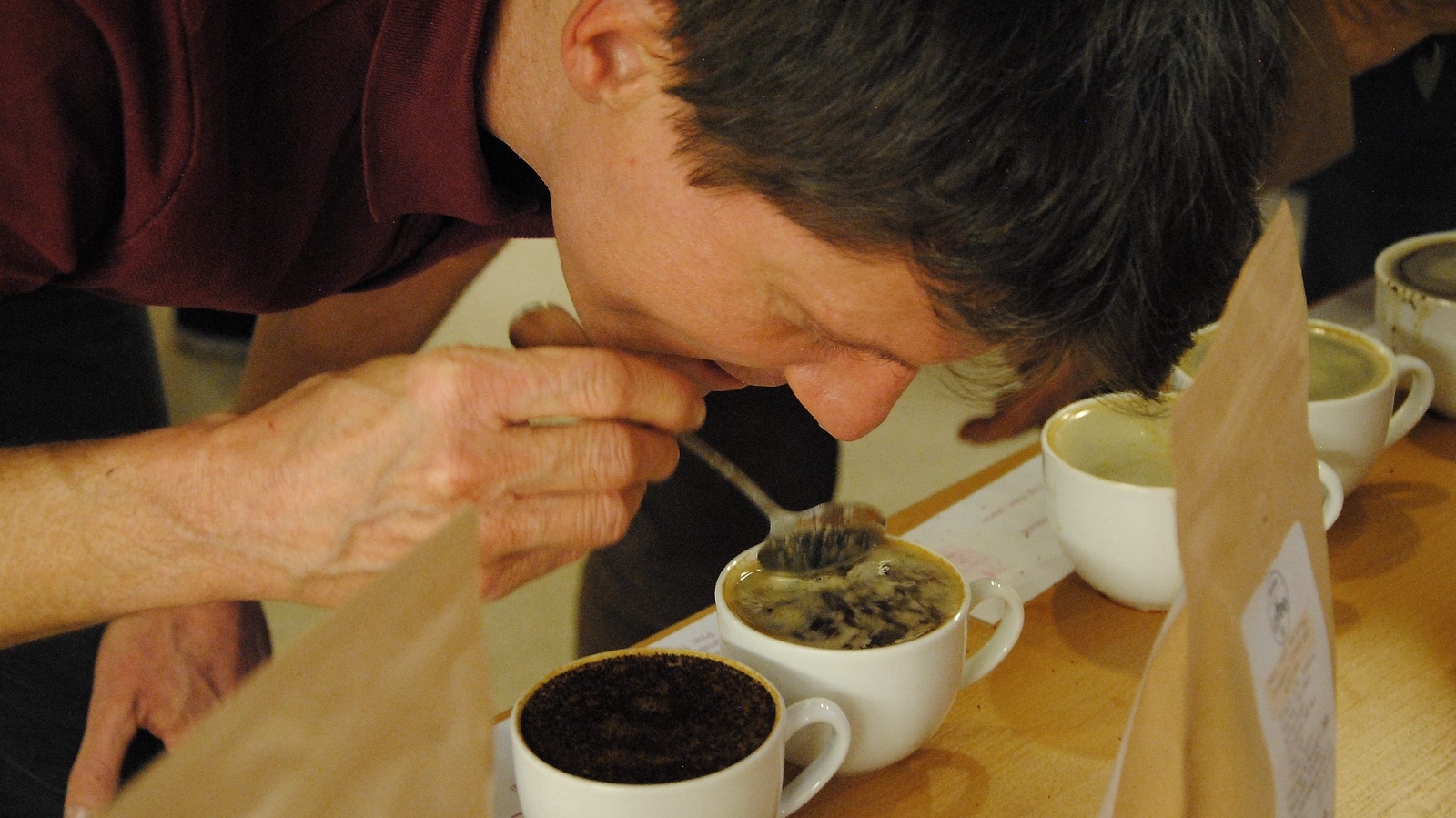 Henrik Arvidsson skummar kaffet före provning. FOTO: SUSANNE GÄRE