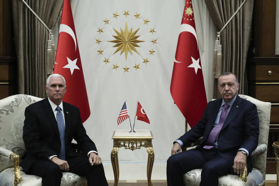 Ett avtal om tillfälligt eldupphör slöts efter att USA:s vice president Mike Pence och Turkiets president Recep Tayyip Erdogan mötts i Ankara.
