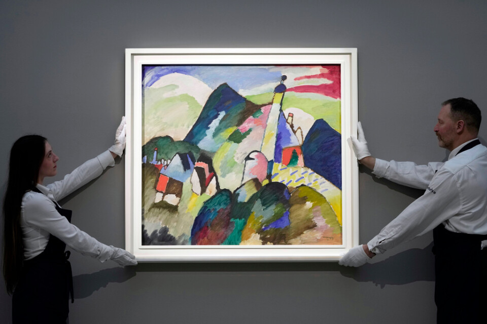 "Murnau med kyrka II" har sålts för 468 miljoner kronor vilket är nytt försäljningsrekord för Kandinskij på Sotheby's i London.