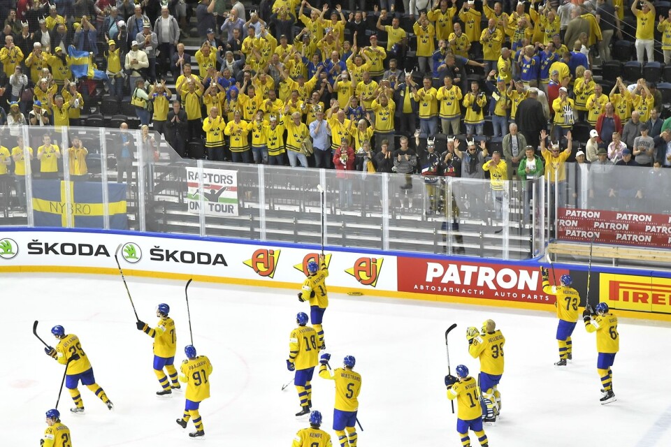 KÖPENHAMN  20180519
Tre kronor firar segern med 6-0 i lördagens semifinal i ishockey-vm mellan Sverige och USA i Royal Arena.