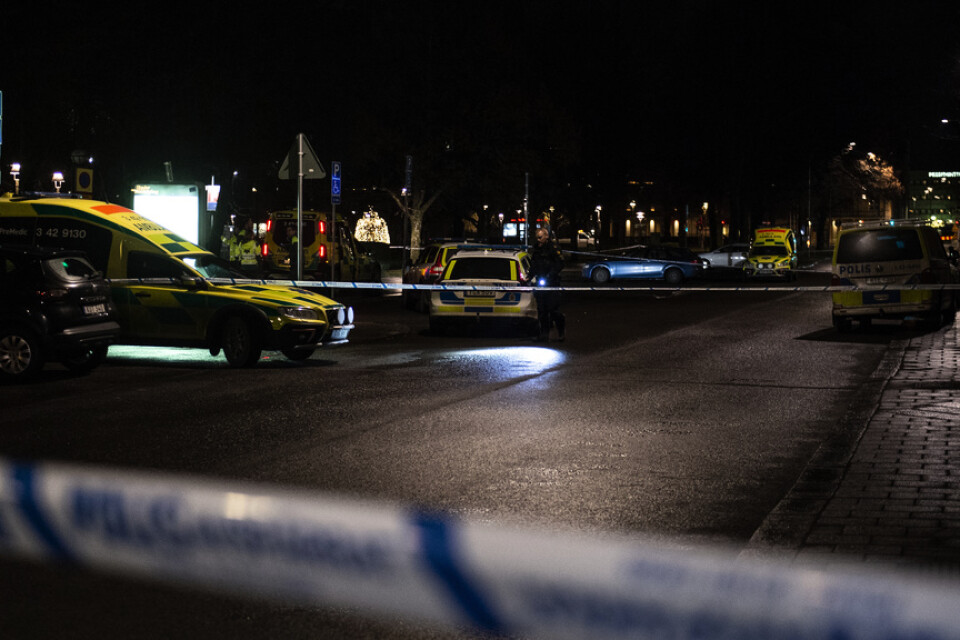 Polisen har spärrat av ett större område i centrala Norrköping efter nattens skjutning.
