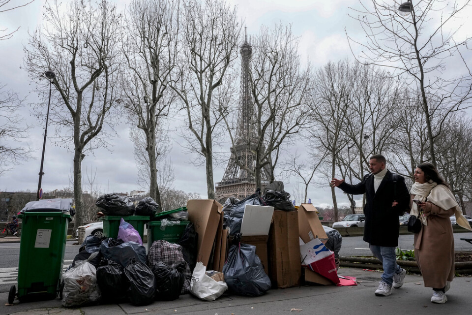 Kommunanställda renhållningsarbetare i Paris har strejkat i en vecka i protest mot regeringens planer på att höja pensionsåldern. Resultatet märks på flera håll i den franska huvudstaden.